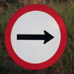 Se você encontrar essa placa na estrada pare imediatamente