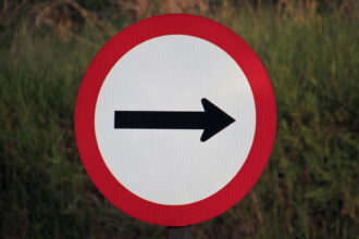 Se você encontrar essa placa na estrada pare imediatamente